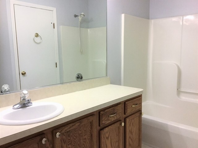 Building Photo - 262 Lakeview Ct