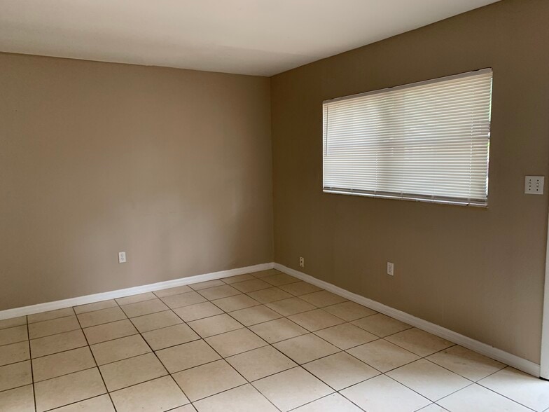 Building Photo - 10008 N Lantana Ave