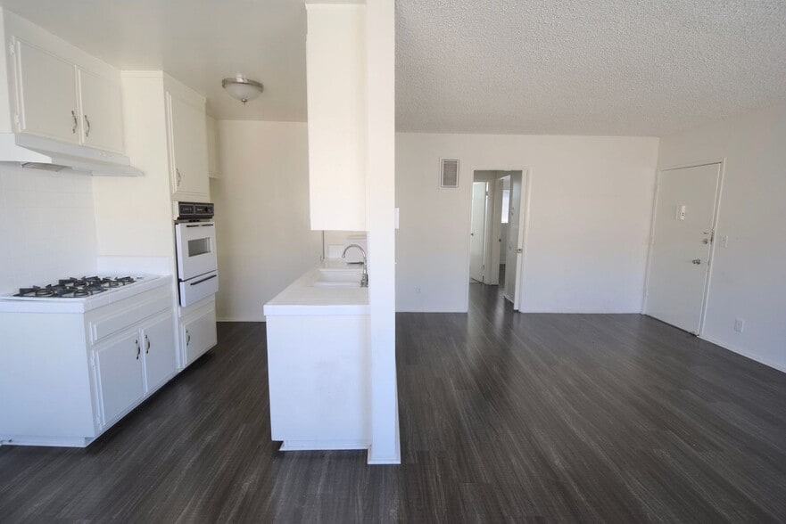 Building Photo - 10819 Camarillo St