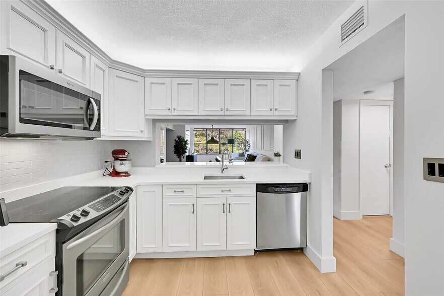 Building Photo - 2660 Carambola Cir N