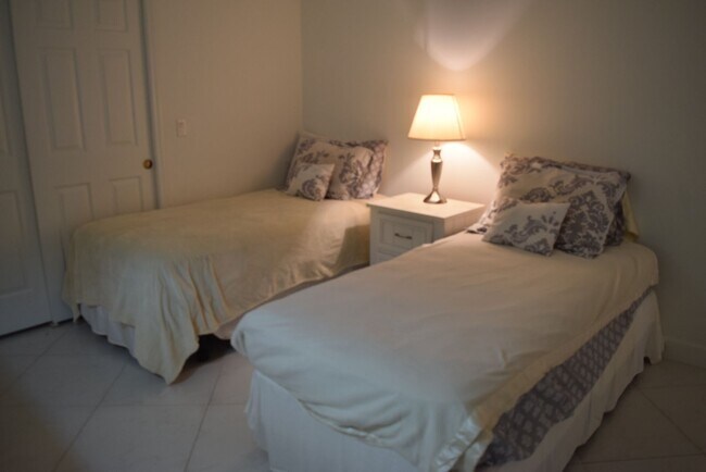 Building Photo - Fully furnished 3 bedroom 3 Bath POOL home in Sandpiper Bay