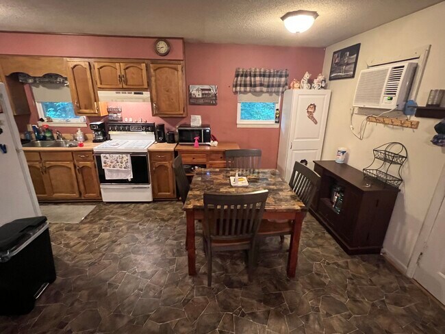 Building Photo - 631 Daris Dr