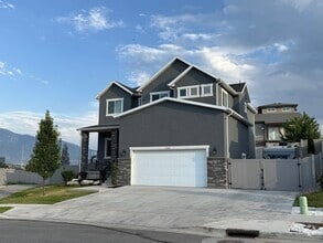 Building Photo - Luxury 7-Bedroom Home with Office, Dayligh...