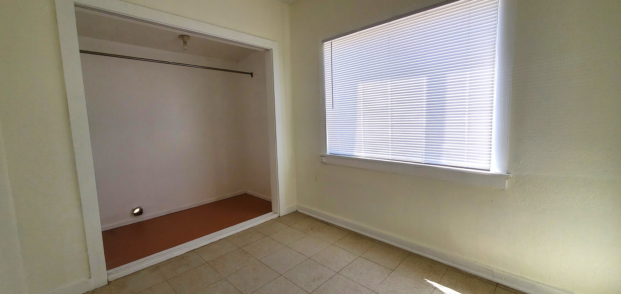 Building Photo - 631 W Cholla Ave