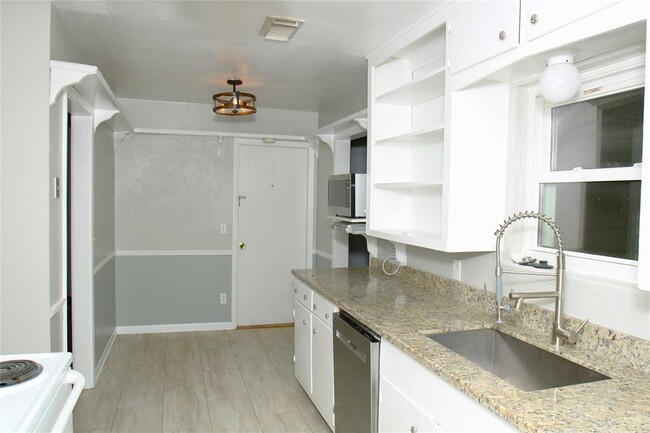 Building Photo - 107 Palm Ln