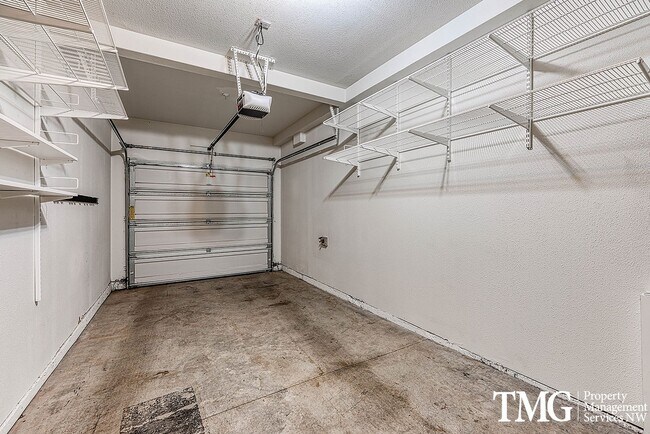 Building Photo - Cute Condo w/ 2 Beds 2 Baths and Patio in Beaverton!