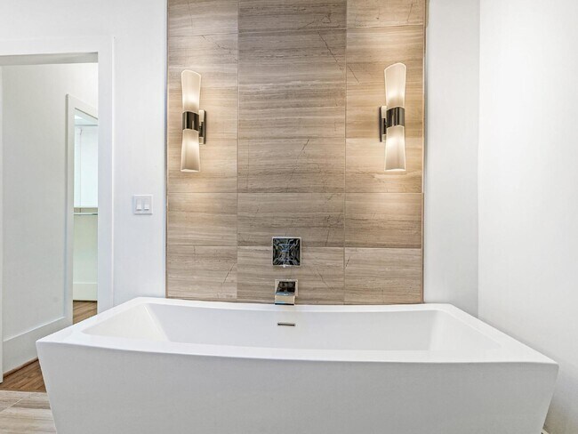 Building Photo - Beautifully built, renovated home boasts 5 BD, 5 BT, providing ample space for a growing family a...