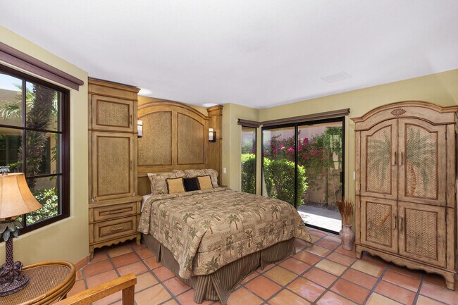 Building Photo - 76900 Avenida Fernando