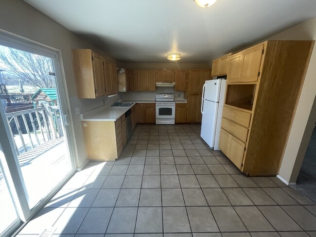 Building Photo - Spacious 6-Bed Oasis with Finished Basement & Cozy Fireplace.