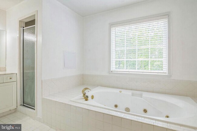 Building Photo - 3003 Mediterranean Dr
