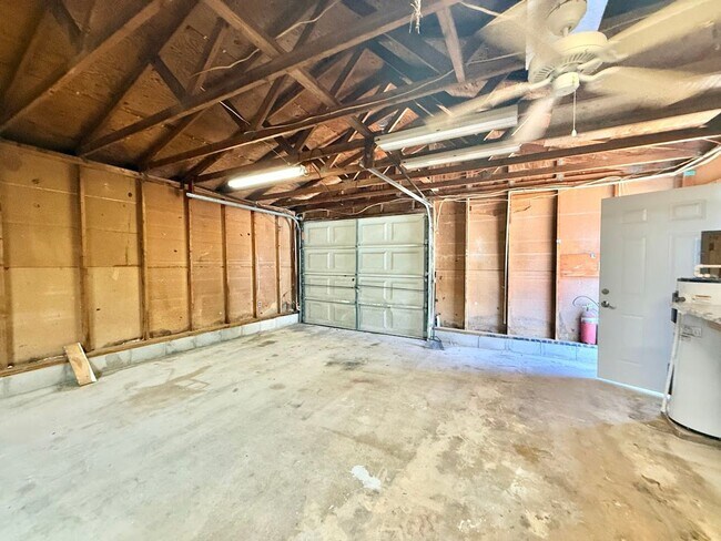 Building Photo - Large and Spacious 3/3 on near half acre NO HOA!