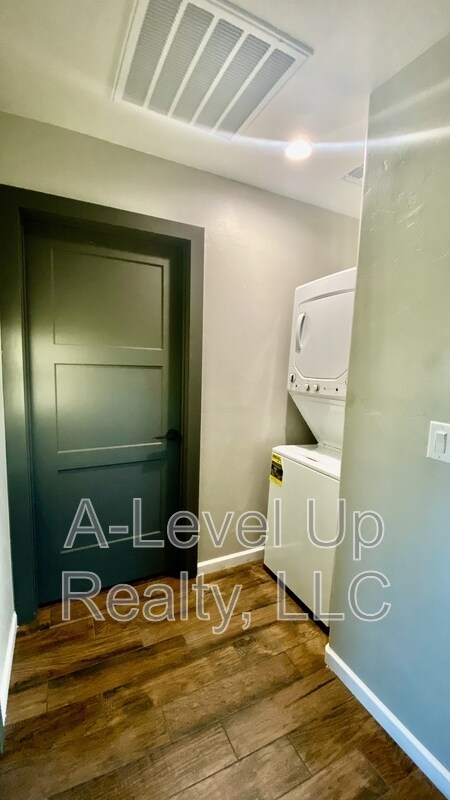 Building Photo - 2341 S 3rd Ave