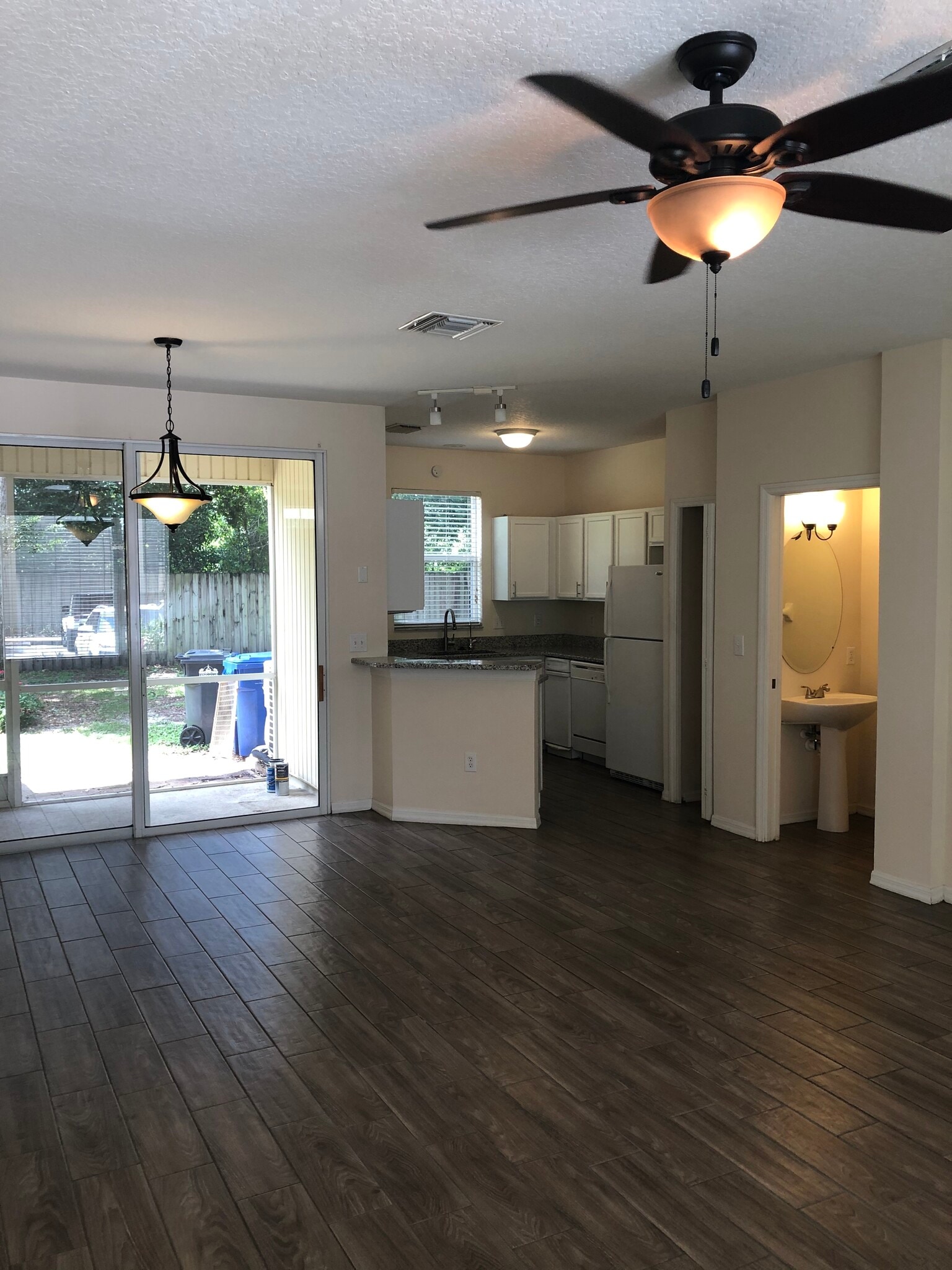 Building Photo - 2212 Golden Oak Ln