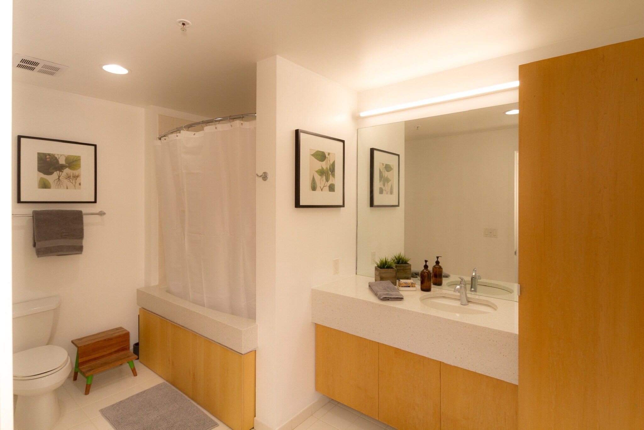 Large bathroom - 1255 NW 9th Ave