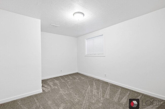 Building Photo - Stunning Single Family Home In Excellent M...