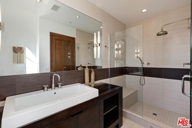Building Photo - 2134 La Mesa Dr