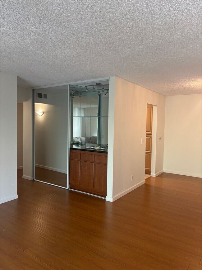 Building Photo - Spacious Upgraded Condo in The Keys – Waln...