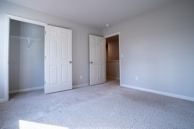 Building Photo - 325 Park W Blvd