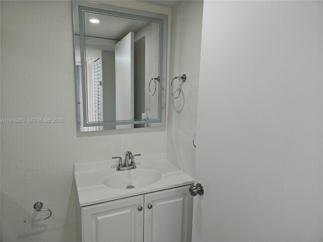 Building Photo - 311 W Park Dr