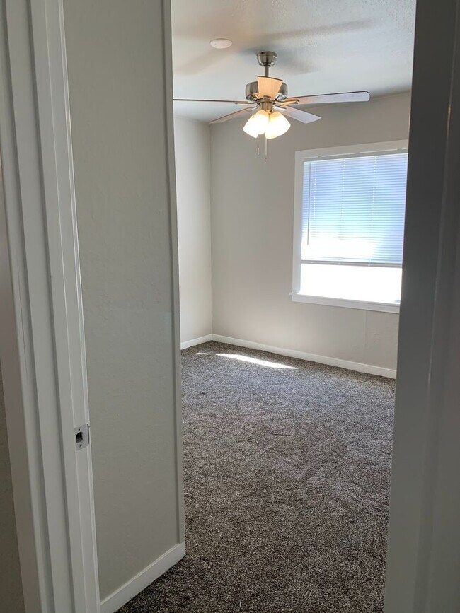 Building Photo - FULLY REMODELED Large 4/2, Close to Enloe and Chico State