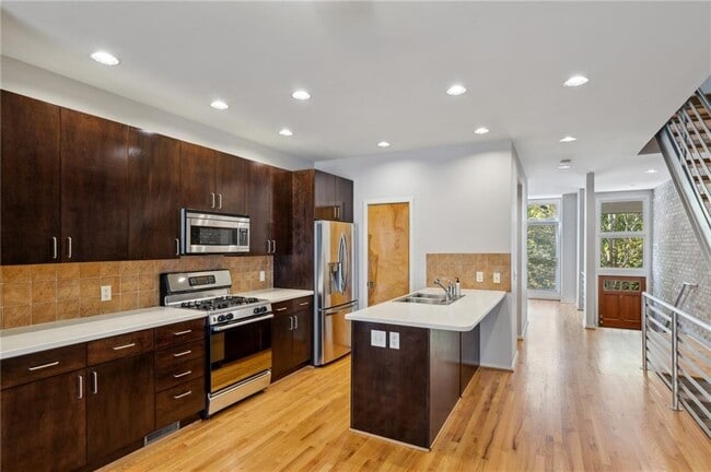 Building Photo - 1294 Fernwood Cir NE