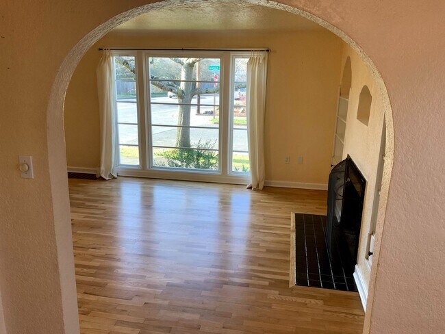 Building Photo - 4 Bedroom, 1.5 Bath House