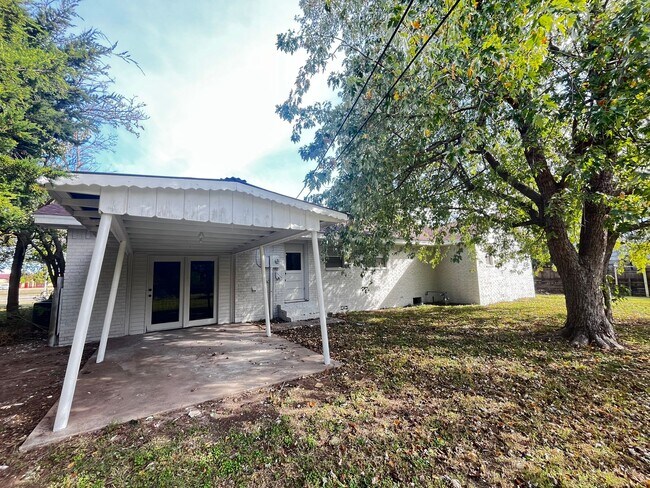 Building Photo - 1204 NW Fort Sill Blvd