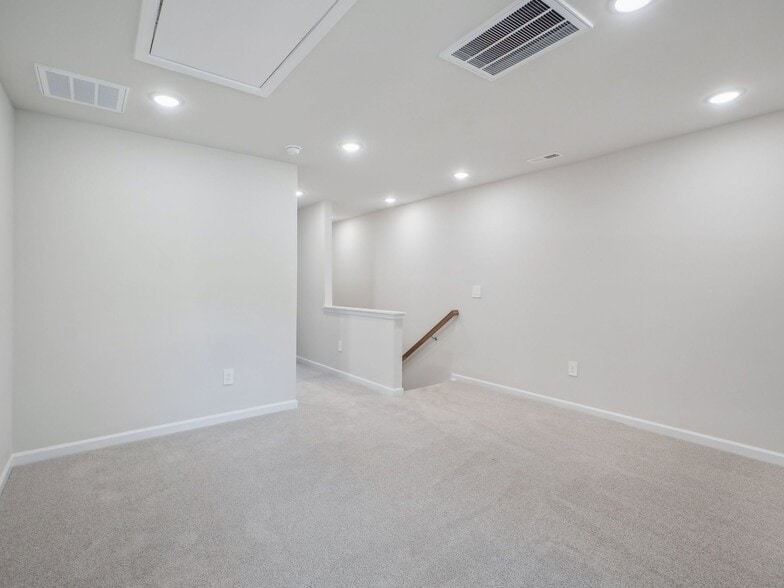 Building Photo - 710 Southland Dr