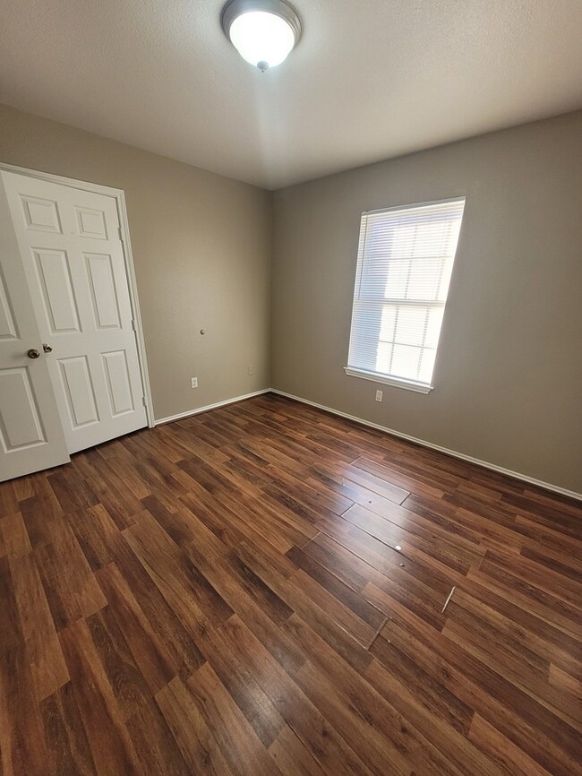 Building Photo - 3 bed 2 bath home with carport, move in re...