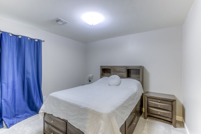 Building Photo - Welcome to this charming 3 bedroom, 2 bath...