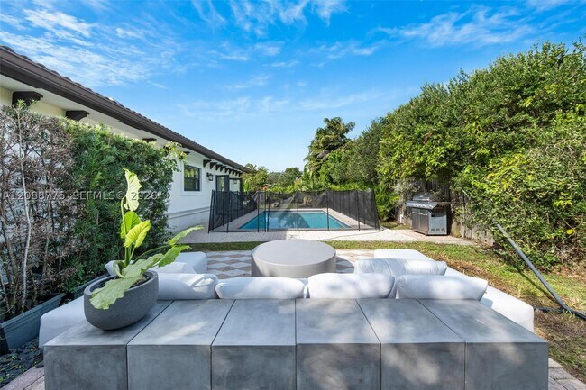 Building Photo - 12790 SW 91 Ave