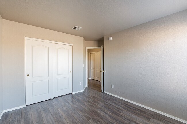 Building Photo - 8220 N Freshwater Ln