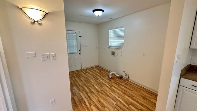 Building Photo - 413 Trist Pl