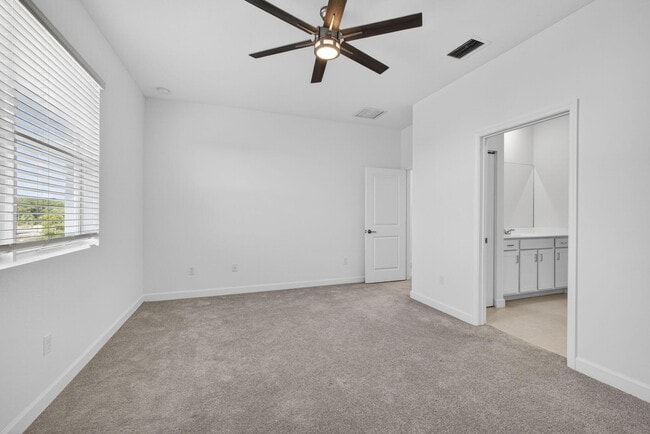 Building Photo - 846 SE grovebush Ln