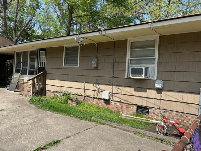 Building Photo - 2310 Falcon Rd