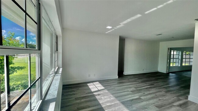 Building Photo - 1420 S 24th Terrace