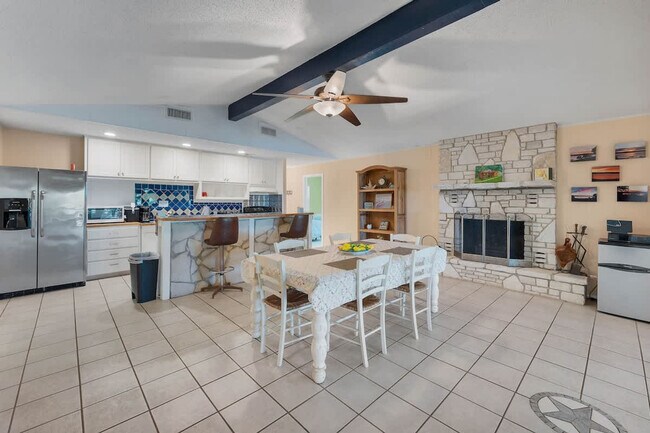 Building Photo - 2388 Lakeshore Dr