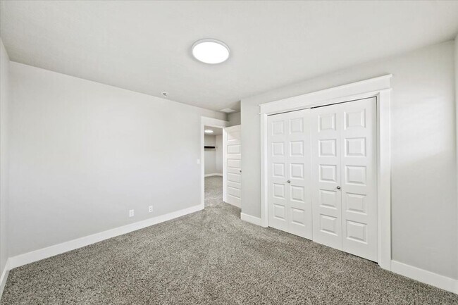 Building Photo - Stylish 4-Bed + Loft Just Minutes from The...