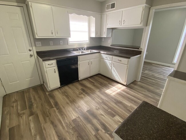 Building Photo - A Joyful 3-Bed Duplex Home!