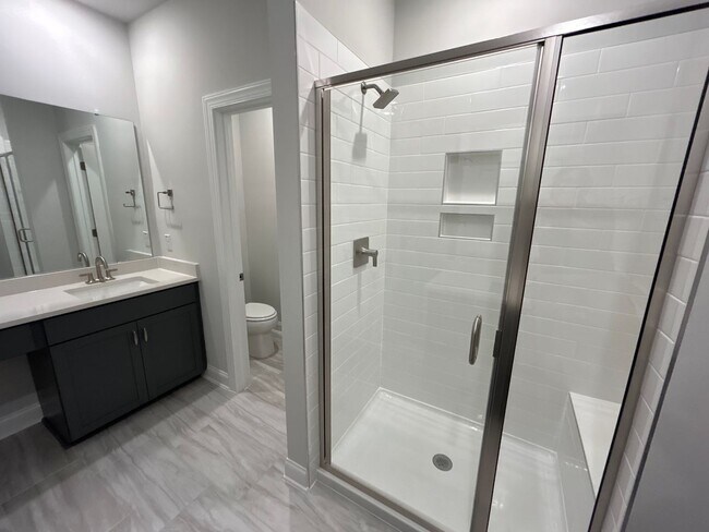 Building Photo - Luxury Condo in Raleigh - 3 beds|2.5 baths...