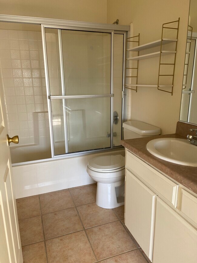 en suite bath - 2470 Corinth Ave