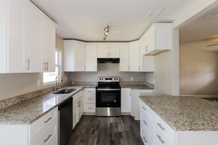 Building Photo - 147 NW 10th Dr