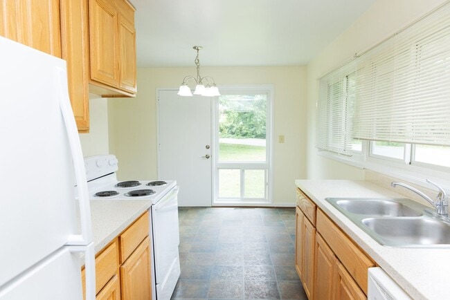 Building Photo - Comfortable Single-Family Living with All-...