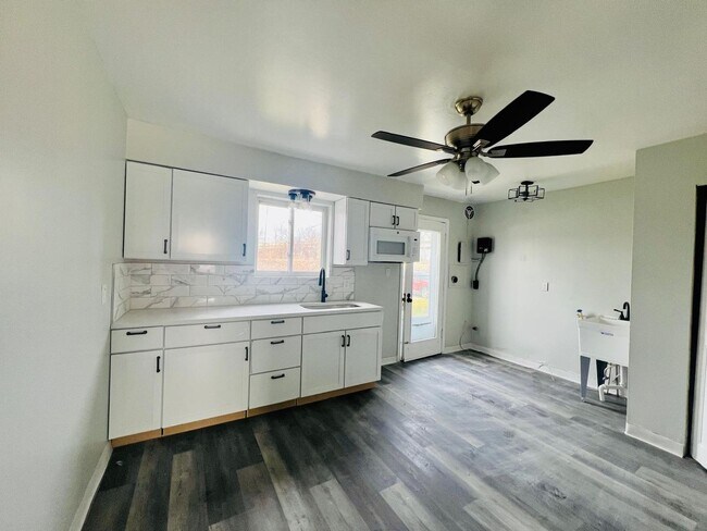 Building Photo - 5970 Glenway Dr