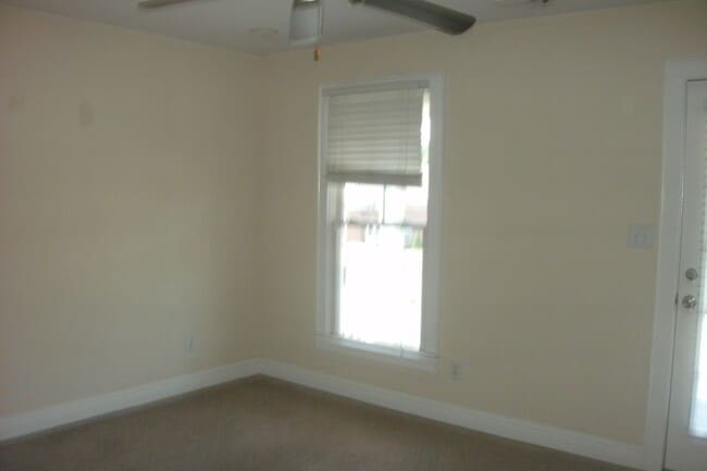 Building Photo - Beautiful Town Home