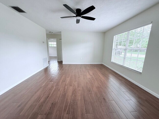 Building Photo - 3-Bed/2-Bath Sarasota Gem: Private Pool & Central Location!!