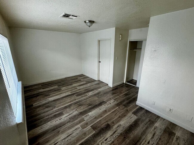 Building Photo - 3 BEDROOM 2 BATH, UPSTAIRS UNIT, NO CAPRET...