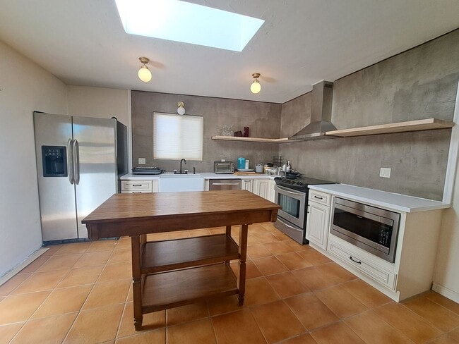 Building Photo - Rural yet close to town rental with acreage.