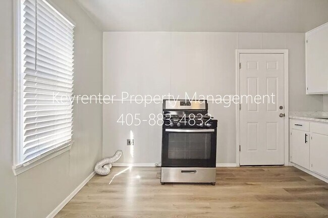 Building Photo - 3937 SW 27th Pl