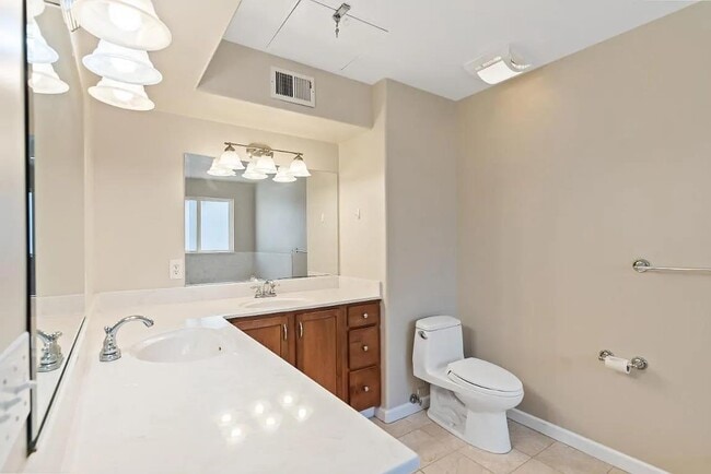 Building Photo - 108 Balbach St